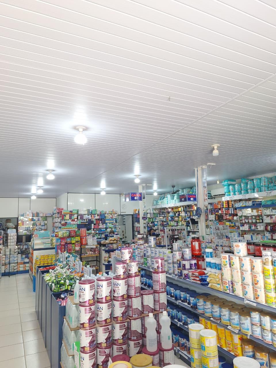 Vista interna da Drogaria Sao Paulo com produtos e gôndolas